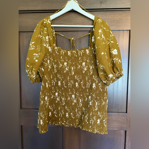 Ava & Viv Tops - Ava & Viv green and white floral smocked blouse with tie back and puffed sleeve